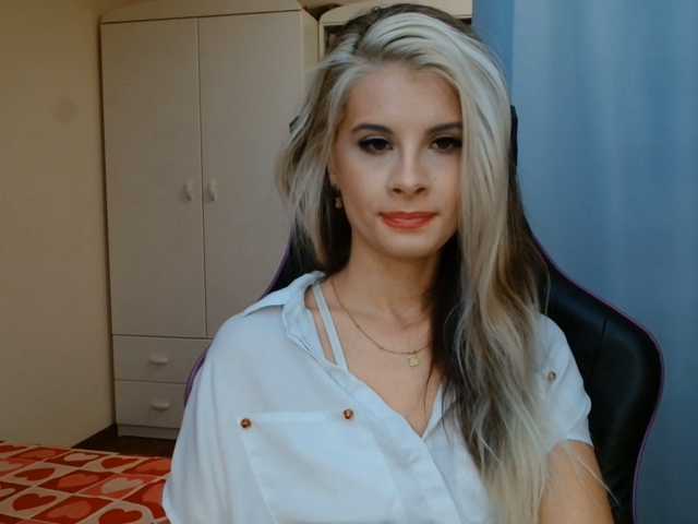 KristineNatural live cam preview
