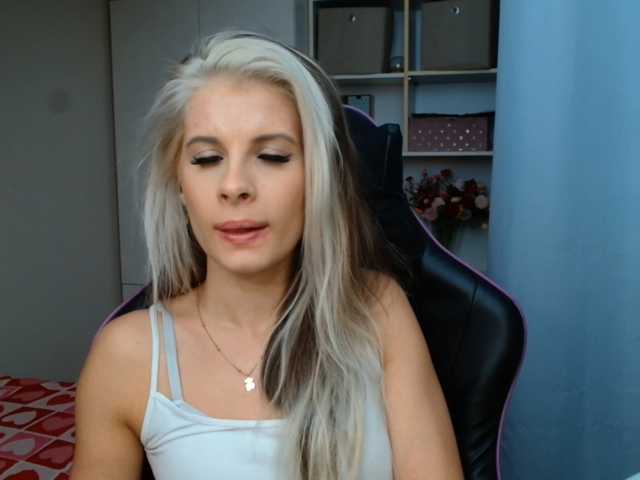 KristineNatural live cam on BongaCams