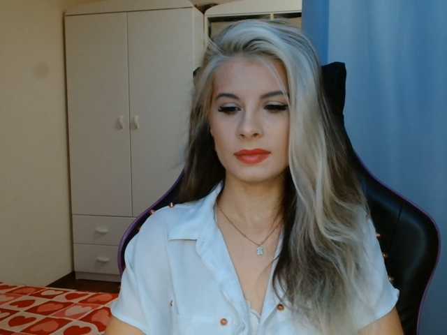KristineNatural live cam preview