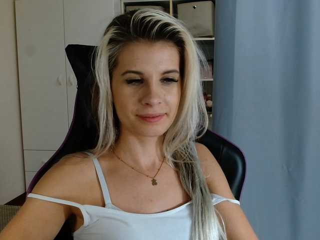 KristineNatural live cam preview