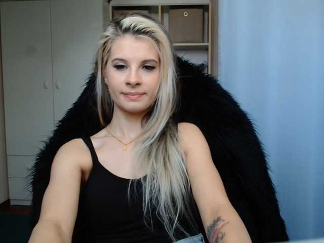 KristineNatural live cam
