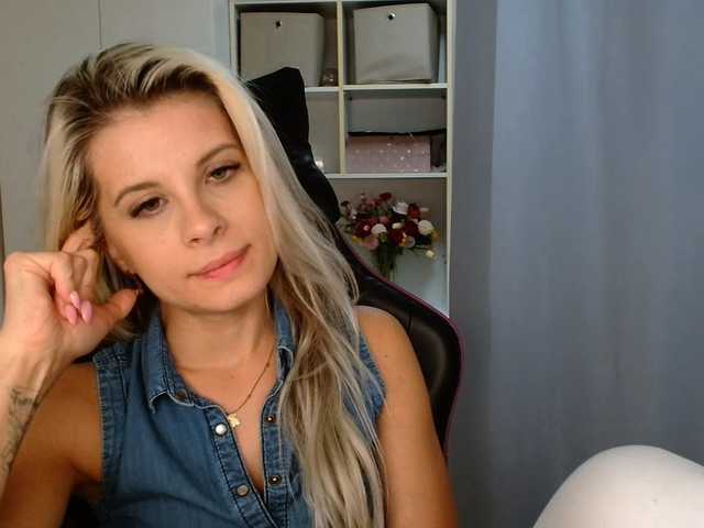KristineNatural live cam preview
