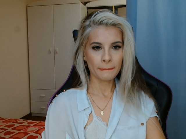 KristineNatural live cam preview