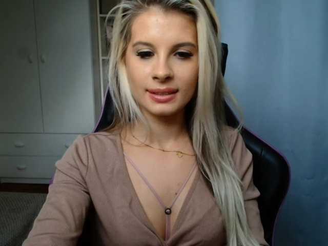KristineNatural live cam on BongaCams