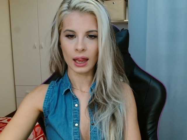 KristineNatural live cam on BongaCams