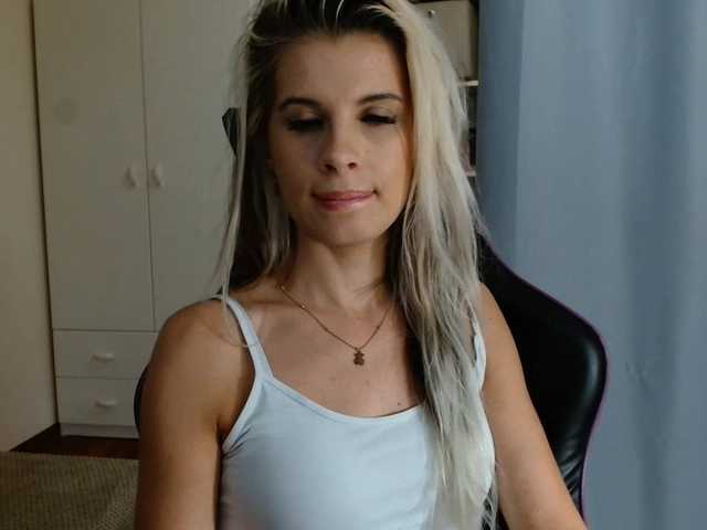 KristineNatural live cam preview