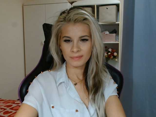 KristineNatural live cam preview