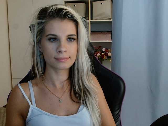 KristineNatural live cam preview