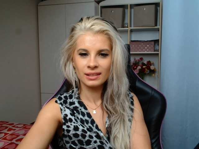 KristineNatural live cam preview
