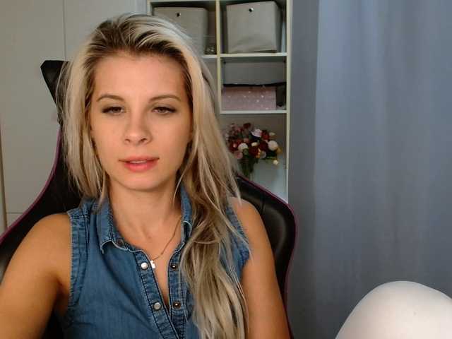 KristineNatural live cam preview