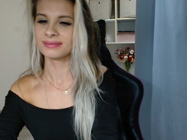 KristineNatural live cam on BongaCams