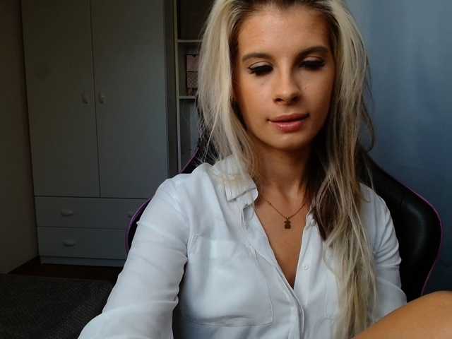 KristineNatural live cam on BongaCams