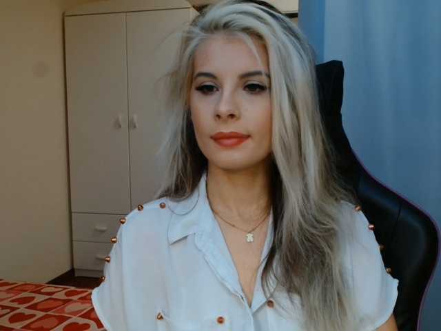 KristineNatural live cam preview