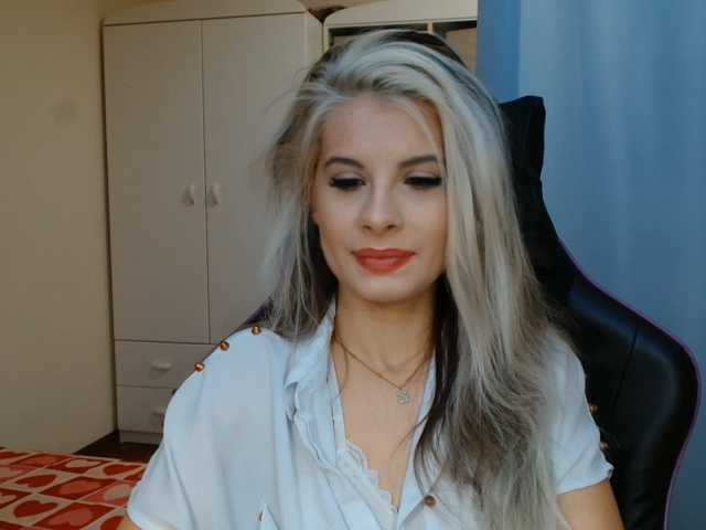 KristineNatural live cam preview