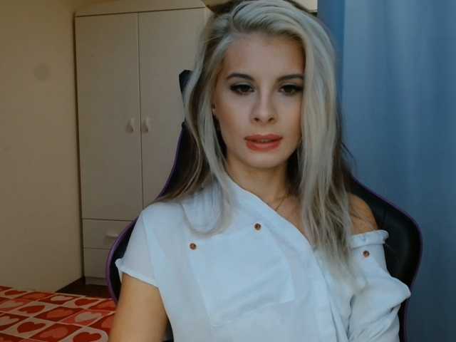 KristineNatural live cam preview