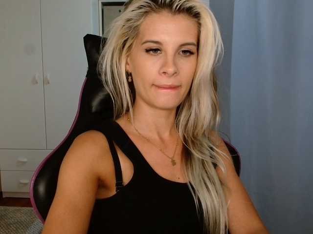 KristineNatural live cam on BongaCams