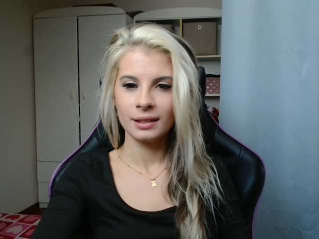 KristineNatural live cam on BongaCams