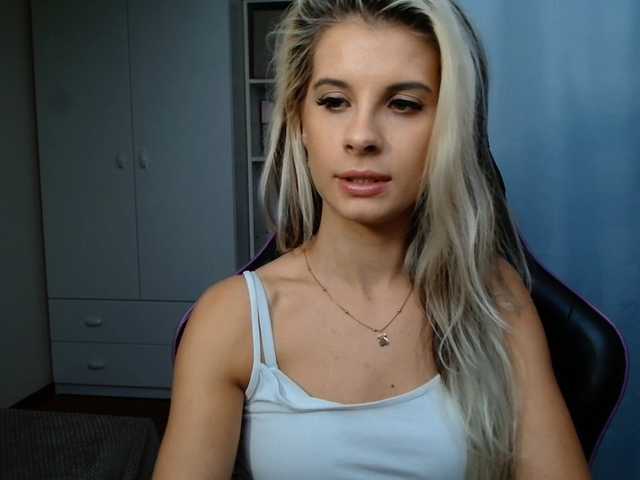 KristineNatural live cam preview