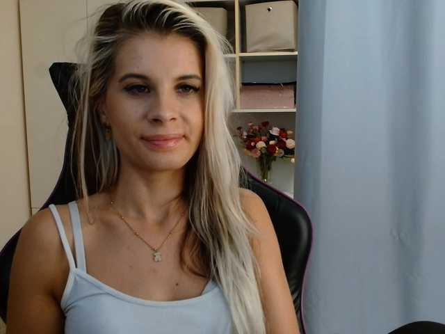 KristineNatural live cam preview