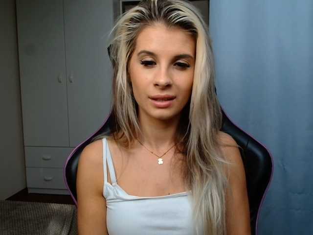 KristineNatural live cam preview