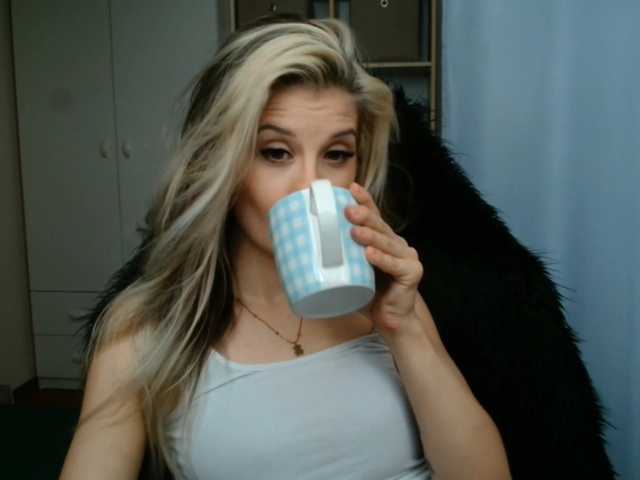 KristineNatural live cam on BongaCams