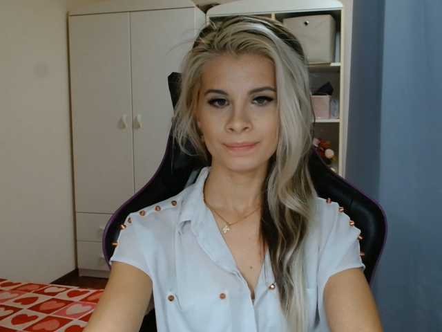 KristineNatural live cam preview