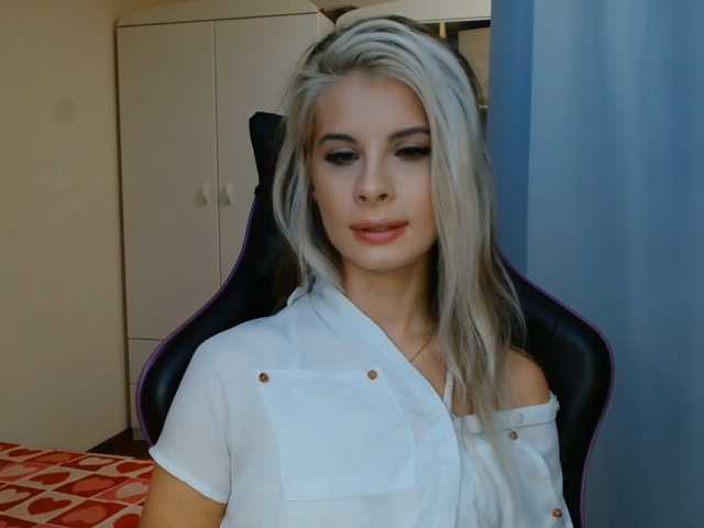 KristineNatural live cam preview