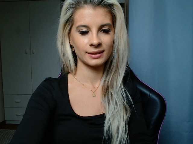 KristineNatural live cam preview
