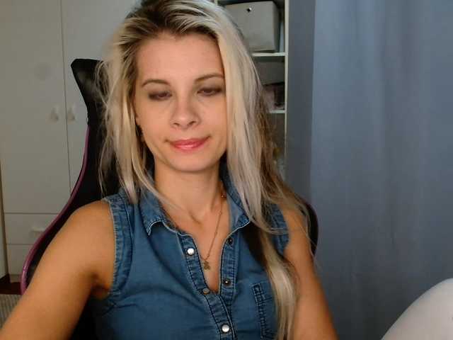 KristineNatural live cam preview