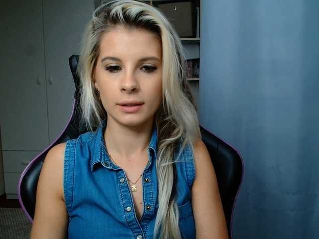 KristineNatural live cam preview