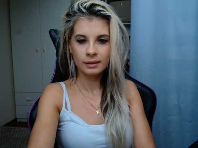 KristineNatural live cam preview