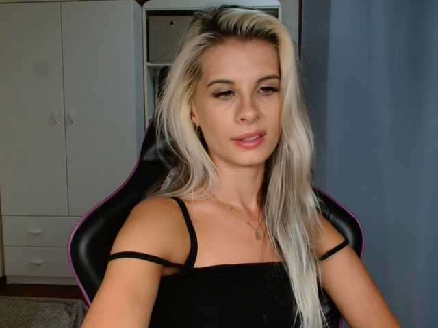KristineNatural live cam on BongaCams