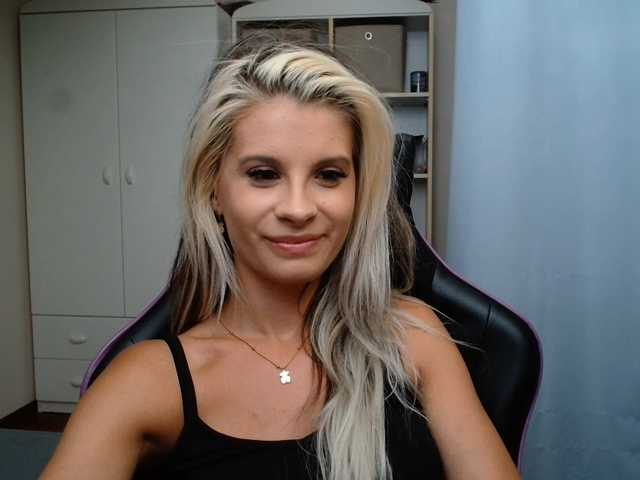 KristineNatural live cam on BongaCams