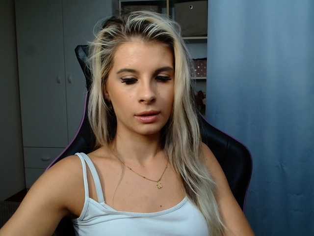 KristineNatural live cam preview