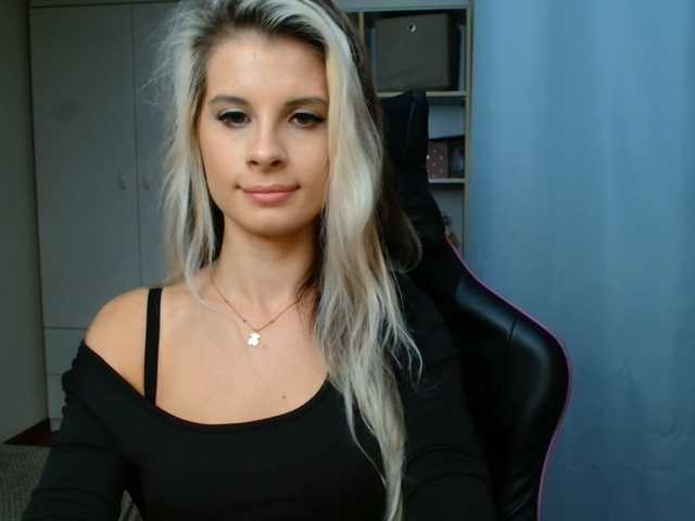 KristineNatural live cam preview