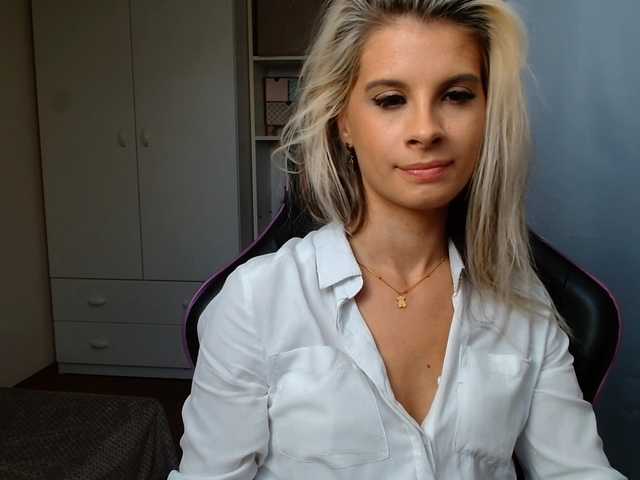 KristineNatural live cam on BongaCams