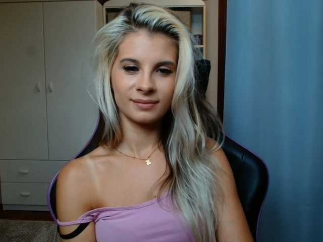 KristineNatural live cam on BongaCams