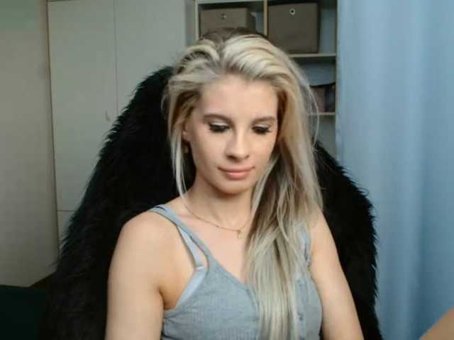 KristineNatural live cam on BongaCams
