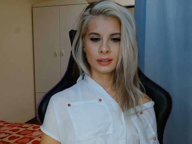 KristineNatural live cam preview