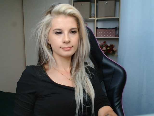 KristineNatural live cam on BongaCams
