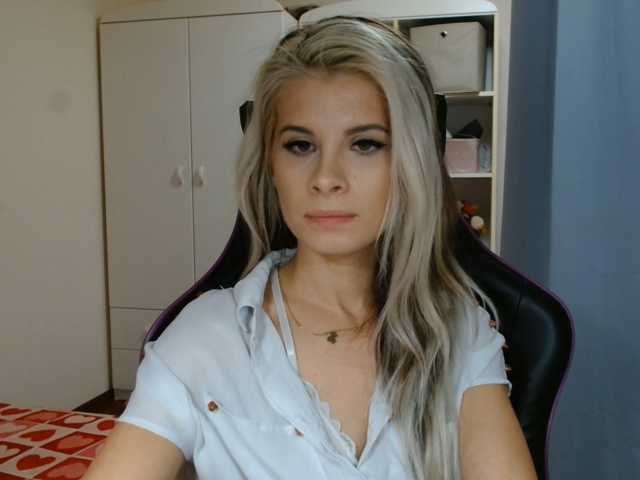 KristineNatural live cam preview