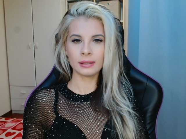 le modèle KristineNatural est en webcam porno dans un show sur le site bongacams, il possède les tags suivants: White/Caucasian,Blonde,Shaved