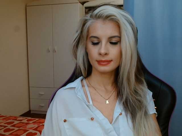 KristineNatural live cam preview