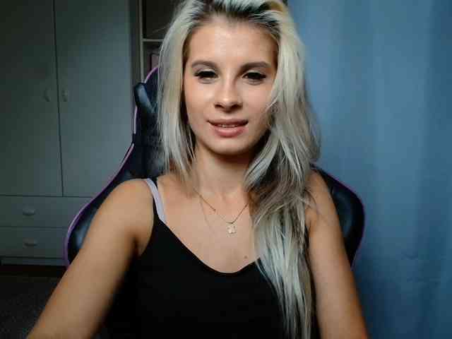 Model: KristineNatural
