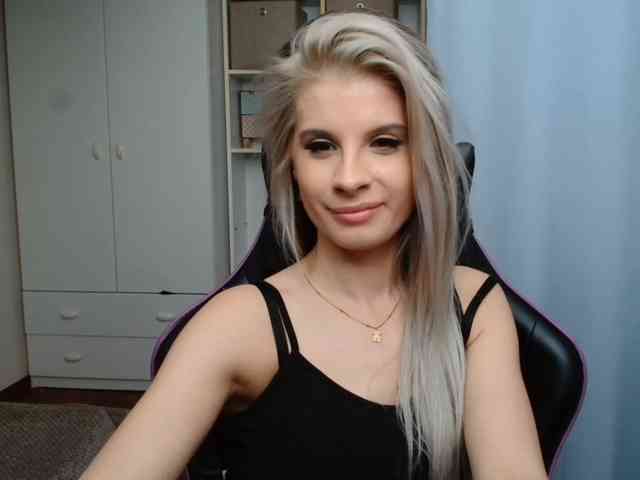 Model: KristineNatural