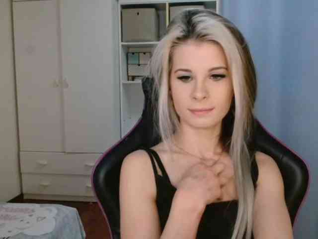 Model: KristineNatural