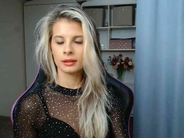 Model: KristineNatural