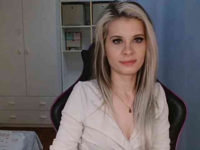 Model: KristineNatural