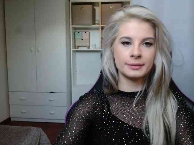 Model: KristineNatural