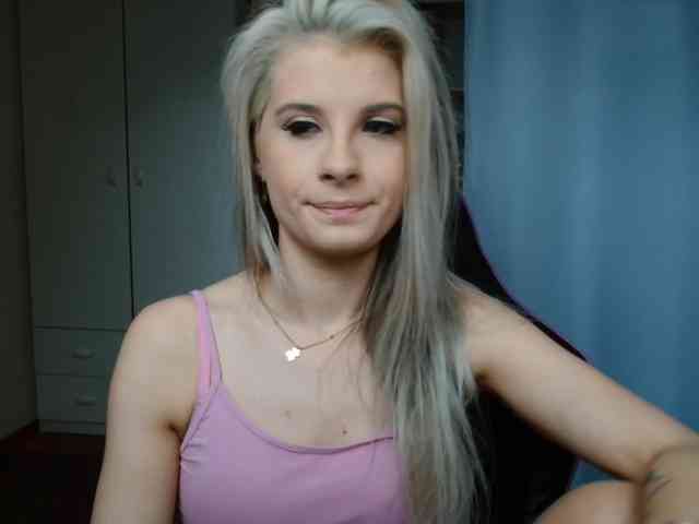 Model: KristineNatural